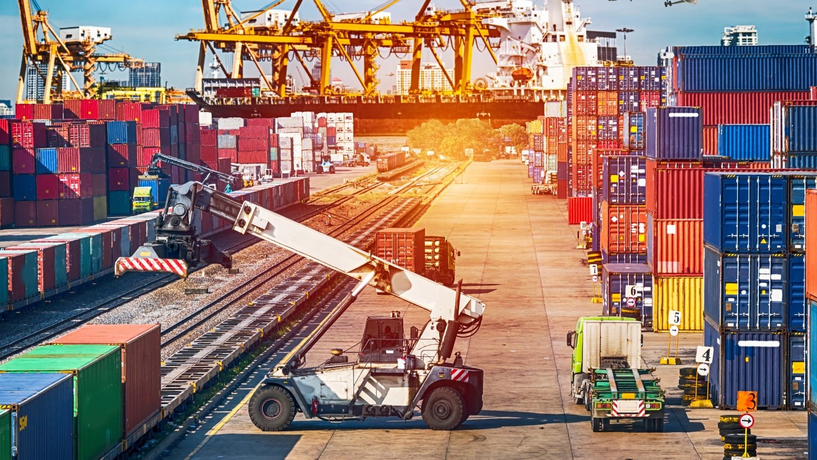 Adapting to Disruptions Resilience Strategies for Logistics Businesses